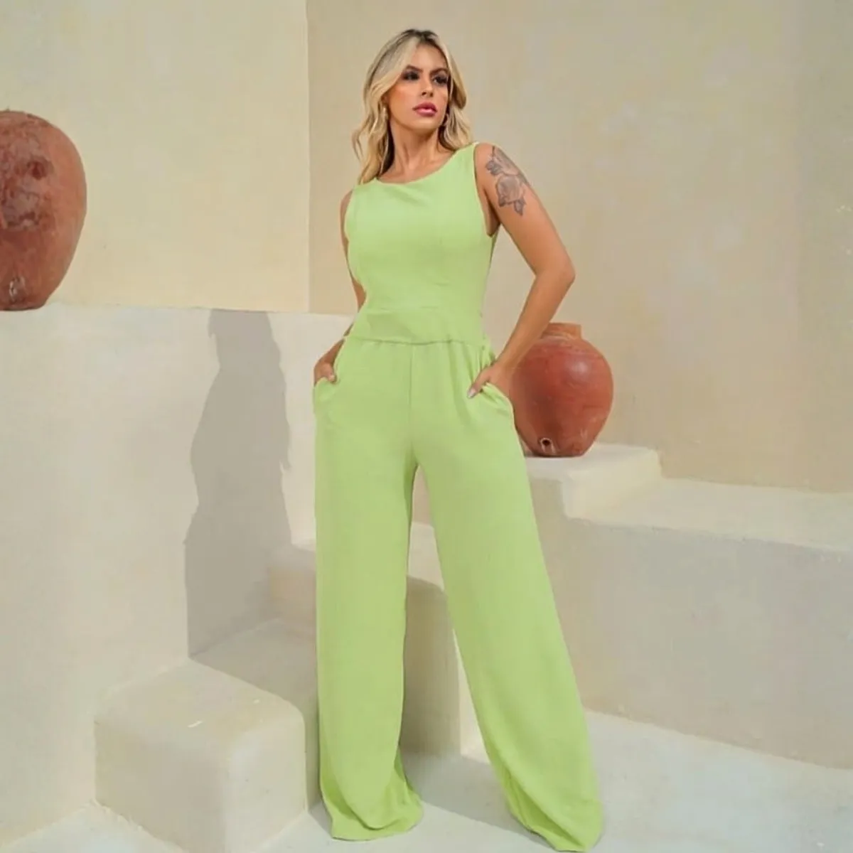 Com Sugestões de Presentes para o Dia das Mães, você faz sua Mãe sorridente vestindo roupas elegantes enquanto segura seu presente dia das mães. A imagem destaca a facilidade de comprar presente dia das mães online e receber um kit presente pronto dia das mães com a agilidade do presente dia das mães entrega rápida. Macacão Feminino Longo Acinturado Regata Duna Linha Premium