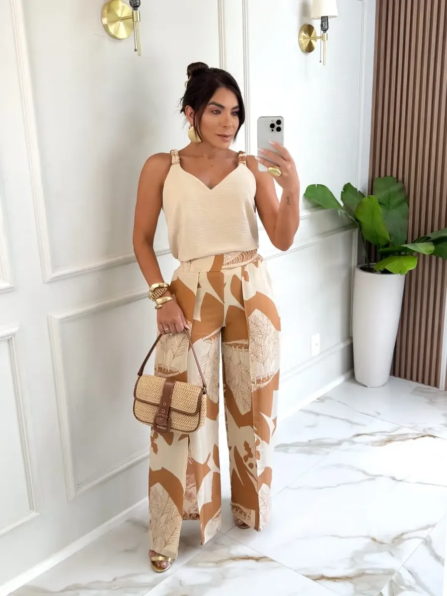 Mãe vestindo roupas elegantes e modernas, uma excelente sugestão de presente de dia das mães para quem busca uma dica de presente mae com estilo. Conjunto Feminino Elegante Verão Calça Pantalona Fenda